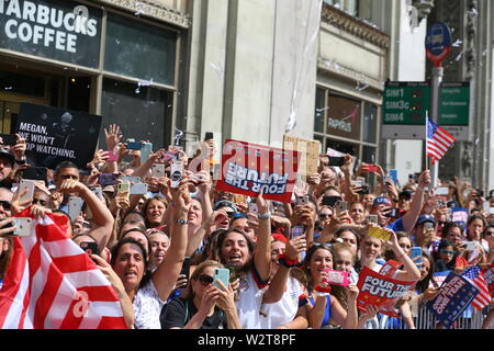 Les fans célèbrent leur passage au sein de l'équipe féminine de football des États-Unis lors d'un défilé de bandes de ticker le long du Canyon of Heroes. Banque D'Images