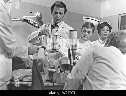 Épouses DU MÉDECIN 1971 Columbia Pictures film avec Richard Crenna et Diana Sands à droite Banque D'Images