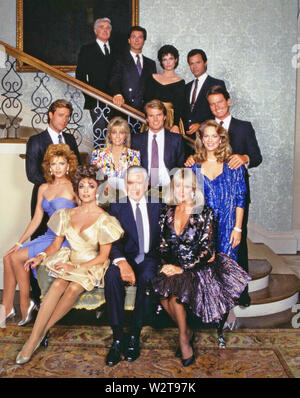 Distribution de la dynastie 1981-1989 Télévision CBS avec assis rangée avant de gauche à droite : Joan Collins, John Forsythe, Linda Evans Banque D'Images