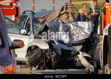 Murrhardt, Allemagne. 10 juillet, 2019. Un véhicule détruit se trouve dans Rems-Murr Murrhardt (district). Deux personnes sont mortes dans une collision frontale sur 10.07.2019 dans Rems-Murr Murrhardt (district). Une autre personne a été grièvement blessé et transporté à l'hôpital par hélicoptère. Credit : Boehmler/SDMG/dpa/Alamy Live News Banque D'Images