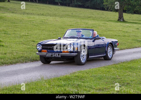 549J ARP triumph tr6 Vintage Classic historique restaurée véhicules voitures arrivant à la Leighton Hall car show dans Carnforth, Lancaster, UK Banque D'Images