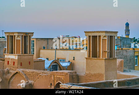 Les toits de la vieille ville, de grands minarets et badgirs (vent catchers) sur l'heure bleue, Kashan, Iran Banque D'Images