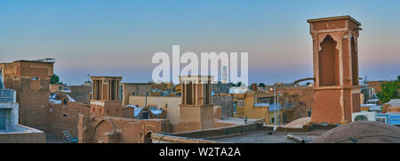 Panorama de la vieille ville de toits avec adobe badgirs (tours à vent), tuile minarets et murs minable sur l'heure bleue, Kashan, Iran Banque D'Images