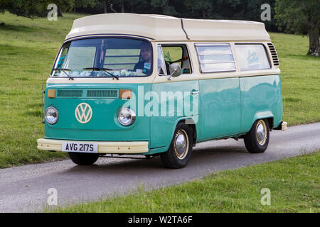 1978 Volkswagen Camper van ; Vintage Classic historique restaurée véhicules voitures arrivant à la Leighton Hall car show dans Carnforth, Lancaster, UK Banque D'Images