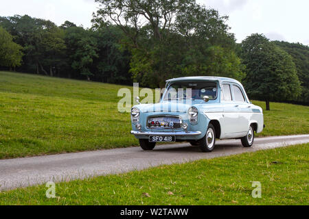 Ford Préfet Blue Ford Préfet des années 60 1961 au Classic car Rally qui a eu lieu le dimanche 7 juillet 2019. Le spectacle de voitures classiques de Mark Woodward en été s'est rendu à Carnforth pour présenter plus de classiques, d'historiques, de moteurs d'époque et de collections historiques au salon de transport Leighton Hall de cette année. une occasion de voir plus de 500 véhicules classiques d'antan à l'un des spectacles les plus complets et les plus divers de l'événement de voiture classique d'été. Banque D'Images