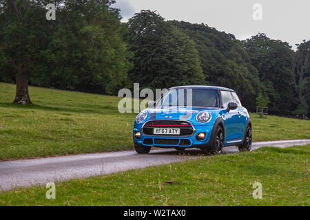 2017 Mini Cooper bleu au salon automobile classique de Mark Woodward en milieu d'été Carnforth. Classiques, historiques, moteurs d'époque et objets de collection du patrimoine au salon de transport de Leighton Hall de cette année, une occasion de voir plus de 500 véhicules classiques d'antan dans l'un des spectacles les plus complets et les plus divers de l'événement de voiture classique d'été. Banque D'Images