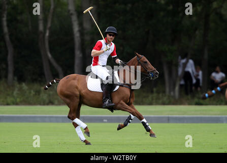 Le duc de Sussex joue polo en l'Srivaddhanaprabha Vichai Khun Polo Memorial Trophy au cours de la Charité Royale King Power Polo Day à Billingbear Polo Club, Wokingham, Berkshire. Banque D'Images