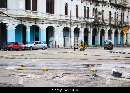 La Havane - Cuba / 16 octobre 2011, la circulation le dimanche matin à La Havane, deux coco des taxis sont la position du centre ville pour aller chercher les touristes Banque D'Images