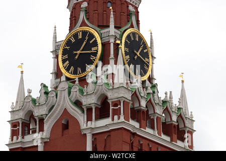 Carillon de la tour Spasskaya, symbole de la Russie sur la Place Rouge. Tour de l'horloge du Kremlin de Moscou isolé sur fond de ciel, l'heure concept Banque D'Images