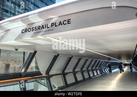 Adams pont Plaza de One Canada Square menant à traverse avec bureau Ville de passage des travailleurs. Canary Wharf Londres E14 Banque D'Images