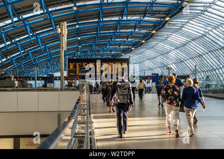 La gare de Waterloo voyageurs nouvelle architecture des ajouts de la plate-forme à 24 dans l'ancien terminal Eurostar. Hall des départs occupé moderne avec les voyageurs ferroviaires les navetteurs en fin d'après-midi, les écrans d'information de réseau en arrière-plan La gare de Waterloo London SE1 Banque D'Images