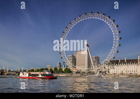 Le London Eye, la Staycation, le Marriott County Hall et le siège social de Shell depuis Westminster Pier Victoria, avec croisière en bateau City Cruises River Thames en amont de Westminster London, Angleterre, Royaume-Uni Banque D'Images