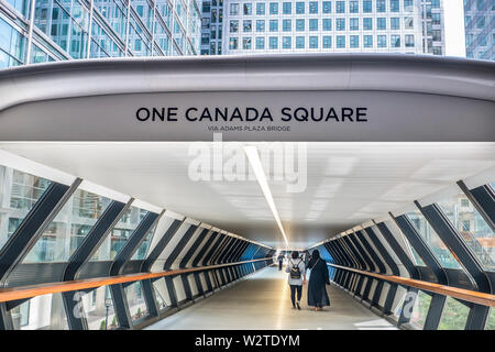 Cross Rail place Adams Plaza Bridge Canary Wharf menant à l'emblématique Tour One Canada Square avec des femmes de la ville des employés de bureau croisant. Canary Wharf Londres E14 Banque D'Images