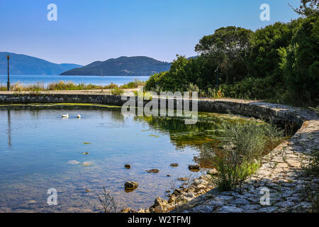 La vue étonnante de Karavomilos lac et la mer en arrière-plan, près de village sami à l'île de Céphalonie, Grèce. Beauté de la nature concept. Banque D'Images