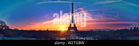 Tour Eiffel étonnante sur un panorama très tôt le matin à Paris. C'est un ciel très rare sur Paris, d'où il rend cette photo un moment privilégié. Banque D'Images