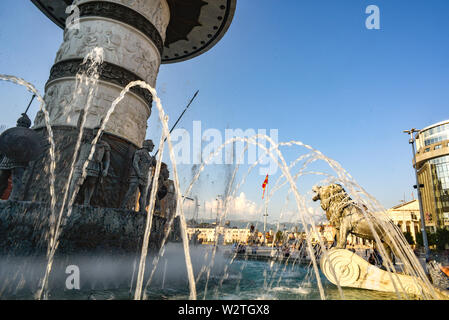 SKOPJE, Macédoine DU NORD/Août 22 2018 : Fontaine jets d'eau à la base de la statue d'Alexandre le Grand., situé dans la place de Macédoine, Skopje ci Banque D'Images