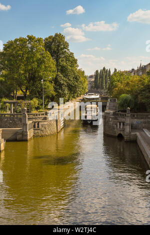 PRAGUE, RÉPUBLIQUE TCHÈQUE - AOÛT 2018 : croisière voile passant par un verrou sur la rivière Vltava qui traverse le centre de Prague. Banque D'Images