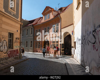 Prague, République Tchèque - 8 juin 2019 : Petite ville de Prague, scène de rue avec des touristes et des vieux bâtiments, Tri Stoleti Café et restaurant et Cobblest Banque D'Images