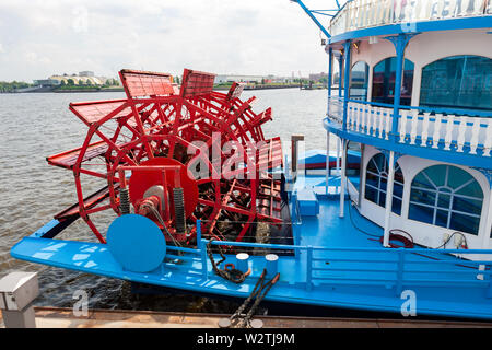 Roue à aubes powered arrière du bateau au port d'Hambourg, Allemagne Banque D'Images