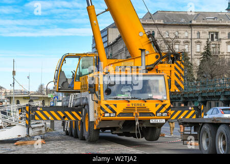 BUDAPEST, HONGRIE - Mars 2018 : grand angle de visualisation d'une grande grue mobile avec bras télescopique prolongé et étendu en stabilsiers Budapest. Banque D'Images