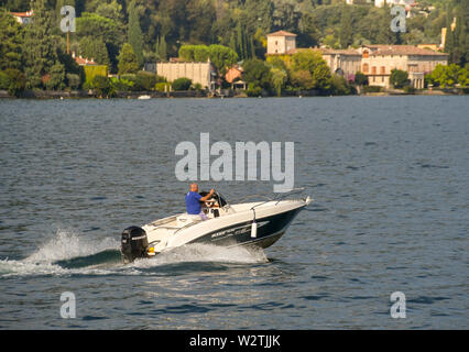 Salò, Lac de Garde, ITALIE - Septembre 2018 : Personne qui conduit une petite vedette sur le lac de Garde. Banque D'Images