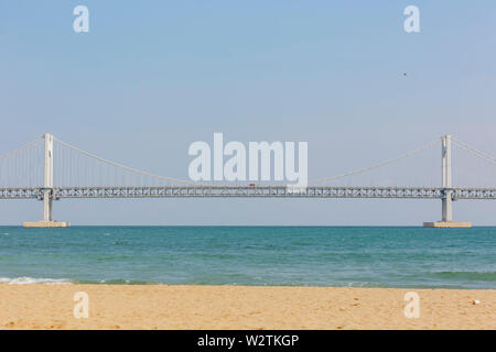 Matin sur la Guangan Bridge et de la plage de Gwangalli à Busan, Corée du Sud Banque D'Images