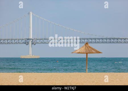 Matin sur la Guangan Bridge et de la plage de Gwangalli à Busan, Corée du Sud Banque D'Images