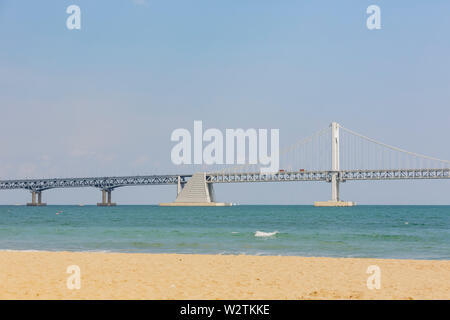 Matin sur la Guangan Bridge et de la plage de Gwangalli à Busan, Corée du Sud Banque D'Images