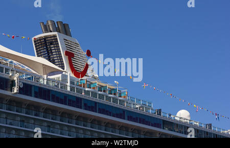 TRIESTE, Italie - 16 juin 2019 : le bateau de croisière Mein Schiff 6 amarré à côté de l'Audace pier Banque D'Images