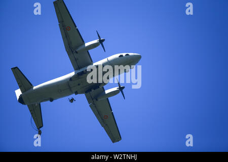 Boboc, Roumanie - 22 mai 2019 : à partir d'un saut de parachutistes militaires Alenia C-27J Spartan avion cargo militaire. Banque D'Images
