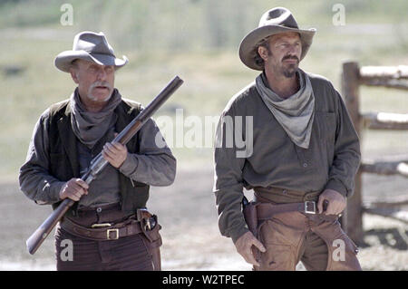 OPEN RANGE 2003 Touchstone Pictures film avec Kevin Costner et Robert Duvall à droite Banque D'Images