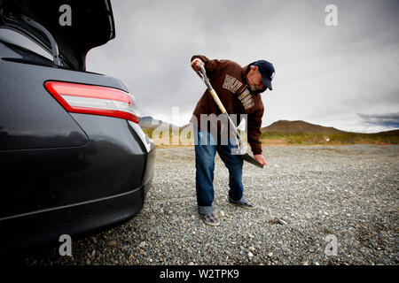 Célèbre gangster Henry Hill est témoin fédéral reenacts enfouissement des cadavres dans un lot non officiel à l'extérieur de Barstow. Henry Hill est décédé le 12 juin 2012. Banque D'Images