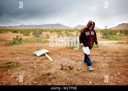 Célèbre gangster Henry Hill est témoin fédéral reenacts enfouissement des cadavres dans un lot non officiel à l'extérieur de Barstow. Henry Hill est décédé le 12 juin 2012. Banque D'Images