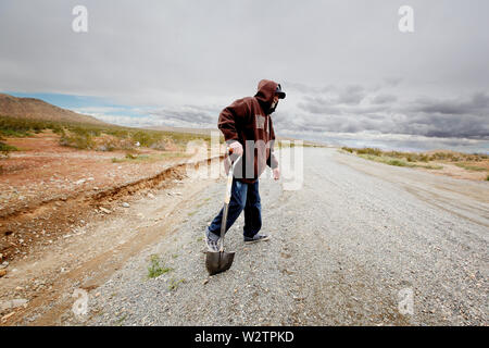 Célèbre gangster Henry Hill est témoin fédéral reenacts enfouissement des cadavres dans un lot non officiel à l'extérieur de Barstow. Henry Hill est décédé le 12 juin 2012. Banque D'Images