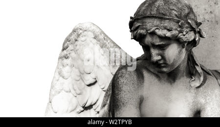 Triste ange gardien sculpture avec open wings isolé sur fond blanc large. Expression triste sculpture avec les yeux vers le bas de penser ou pleurer. Et noir Banque D'Images
