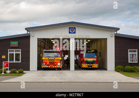 Rangiora, Canterbury, Nouvelle-Zélande, le 16 juin 2019 : Une équipe d'incendie Répondre à l'urgence de la sirène et l'équipe de quitter la station après leur capture fire figh Banque D'Images