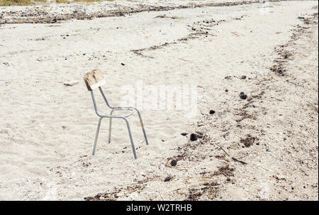 La pollution environnementale dans la plage, chaises en métal rouillé jeté sur la plage sale Banque D'Images