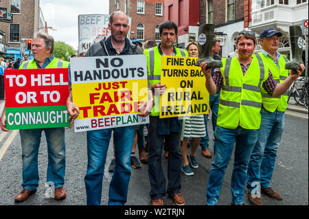 Dublin, Irlande. 10 juillet, 2019. Des milliers d'agriculteurs se sont rendus à Leinster House aujourd'hui pour protester contre l'accord du Mercosur qui demande des agriculteurs sera le dernier clou dans le cercueil de leur mode de vie. Credit : Andy Gibson/Alamy Live News. Banque D'Images