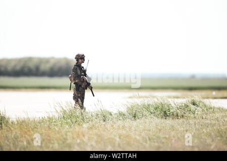 Boboc, Roumanie - 22 mai 2019 : des soldats de l'armée roumaine dans un séjour d'un champ, le long d'une journée d'été au cours d'un exercice d'évacuation. Banque D'Images