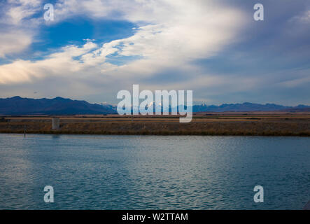 Les canaux d'Hydro Twizel avec Mount Cook au loin. Banque D'Images