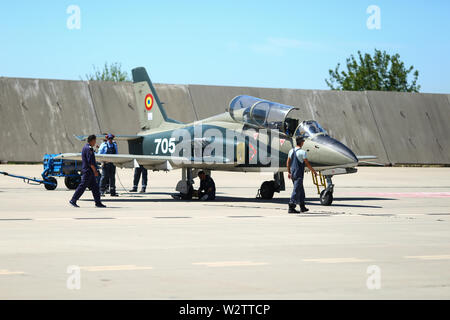 Boboc, Roumanie - 22 mai 2019 : Mécanique assister à l'IAR 99 Soim (Hawk) Entraînement avancé et d'attaque légère, l'avion utilisé comme avion d'entraînement de l'air roumaine Banque D'Images