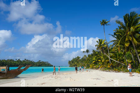 Les touristes et un navire amarré polynésien sur la lagune de corail turquoise, Aitutaki, Îles Cook Polynésie Française Banque D'Images