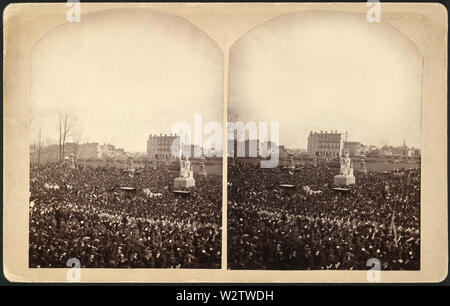 Foule assistant à l'Inauguration du Président Rutherford B. Hayes, East Front Motifs de Capitole entourant Horatio Greenough's statue de George Washington, Washington DC, USA, stéréogramme, Brady's National Portrait photographique des galeries, le 5 mars 1877 Banque D'Images