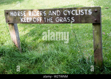 Garder hors de bois l'herbe s'identifier Shenley Park pour les cavaliers et les cyclistes. Banque D'Images