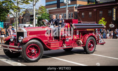 Un camion de pompiers de pompiers dans la rue au cours de Parade de la coupe d'or pour célébrer la PEI's Old Home Week et l'été dans le centre-ville de Charlottetown Banque D'Images