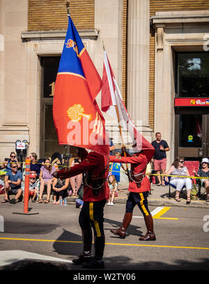 Gendarmerie royale du Canada (GRC) marching in Parade de la coupe d'or pour célébrer la PEI's Old Home Week à Charlottetown, Prince Edward Island Banque D'Images