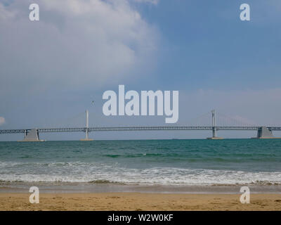 Matin sur la Guangan Bridge et de la plage de Gwangalli à Busan, Corée du Sud Banque D'Images