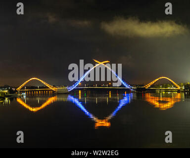 Matagarup le pont sur la rivière Swan éclairés la nuit dans la côte ouest de l'Australie occidentale Perth couleurs des aigles. Banque D'Images