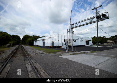 Feux de route et voies ferrées et passage à niveau du chemin de fer dans le nord de la Floride USA États-Unis d'Amérique Banque D'Images