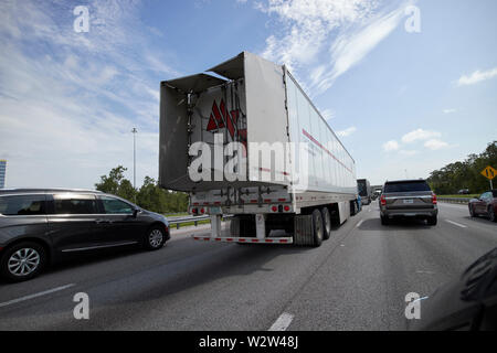 Conduite le long I4 a l'heure de pointe derrière camion avec remorque d'économie de carburant queue Orlando la Floride Etats-Unis United States of America Banque D'Images